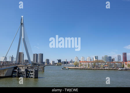 Rotterdam, Niederlande - 18 April 2019: die Skyline von Rotterdam mit Erasmus Brücke und die Neue Maas an einem klaren Tag Stockfoto