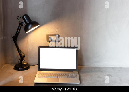 Laptop mit leeren weißen Bildschirm für Mock up Vorlage Hintergrund auf Tisch Stockfoto