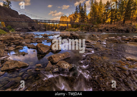 Erdgeschoss Ansicht des Spokane River, wie es durch Schüssel und Krug in Riverside State Park läuft. Stockfoto