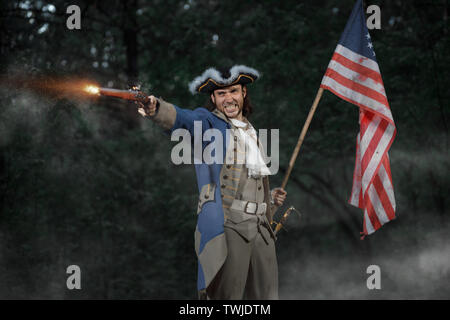 Epische Portrait von Menschen als Soldat der amerikanischen Revolution Krieg der Vereinigten Staaten gekleidet zielt darauf ab, Pistole mit Fahne. 4. Juli, Tag der Unabhängigkeit der USA Konzept Stockfoto