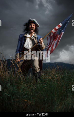 Amerikanische Revolution Krieg Soldat mit Flagge von Kolonien über dramatische Landschaft. 4. Juli, Tag der Unabhängigkeit der USA Konzept Fotomontage: Soldat und f Stockfoto