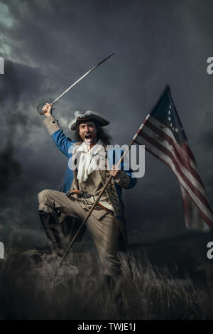 Amerikanische Revolution Krieg Soldat mit Flagge von Kolonien und Sabre über dramatische Landschaft. 4. Juli, Tag der Unabhängigkeit der USA Konzept Fotomontage: Sol Stockfoto