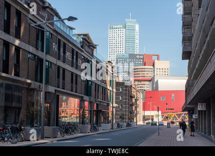 Rotterdam, Niederlande - 18 April 2019: Straße mit alten niederländischen Gebäude gegen moderne Wolkenkratzer Stockfoto
