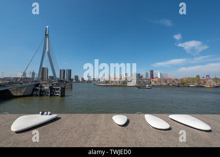 Rotterdam, Niederlande - 18 April 2019: die Skyline von Rotterdam mit Erasmus Brücke und die Neue Maas an einem klaren Tag Stockfoto