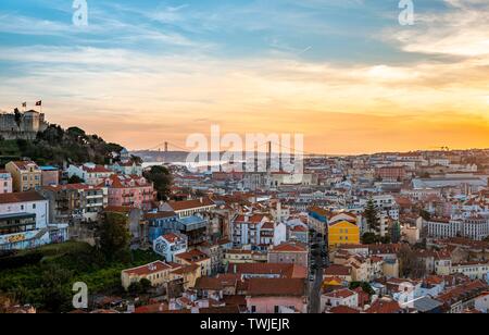 Stadtblick, Aussicht über Lissabon mit Castelo de Sao Jorge und der Brücke Ponte 25 de Abril" bei Sonnenuntergang, Aussichtspunkt Graca, Lissabon, Portugal Stockfoto