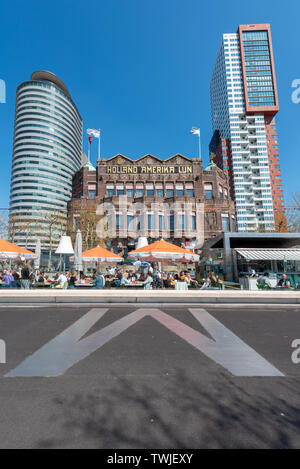 Rotterdam, Niederlande - 18 April 2019: Menschen ein dring in und Essen auf der Terrasse des Hotel New York an einem sonnigen Tag Stockfoto
