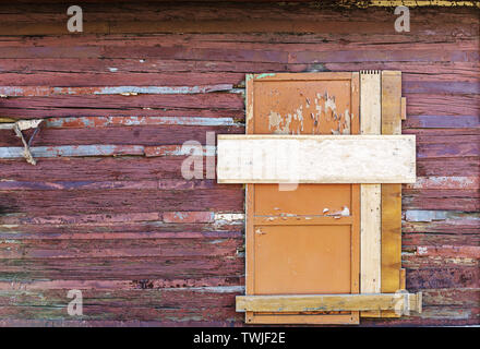 Fenster verschalt auf verwitterte Holz- wand der abgebrochenen alten Haus. grunge Hintergrund Stockfoto