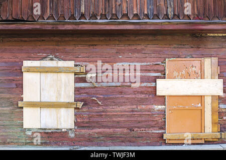 Verlassene alte Gebäude. Bis Windows bestieg auf verwitterter Holzwand Stockfoto