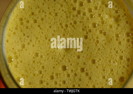 Eine Nahaufnahme von einem Glas hausgemachten frischen Saft, Honigmelone, Ingwer und Orangen. Stockfoto