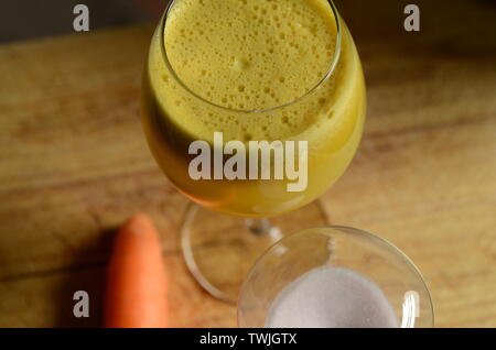 Eine Nahaufnahme von einem Glas hausgemachten frischen Saft, Honigmelone, Ingwer und Orangen. Stockfoto