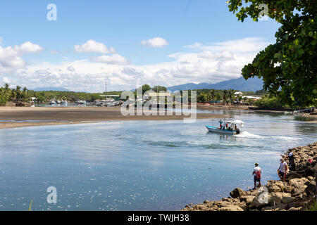 Die einheimischen Fischen in ihre Boote und onshore in Quepos, Costa Rica. Quepos ist als einer der führenden Standorte für das Big Game Fischen bekannt. Stockfoto