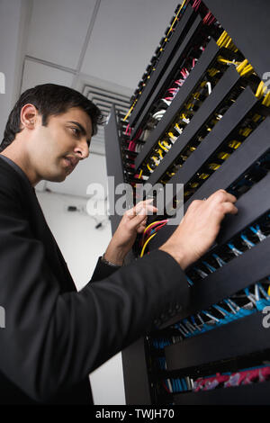 Techniker arbeiten in einem Serverraum Stockfoto