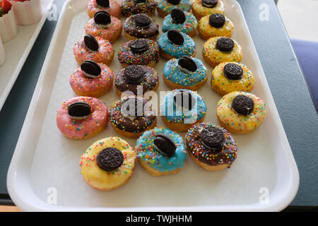 Cup Cakes, Party Food Setup auf einem Tisch Stockfoto