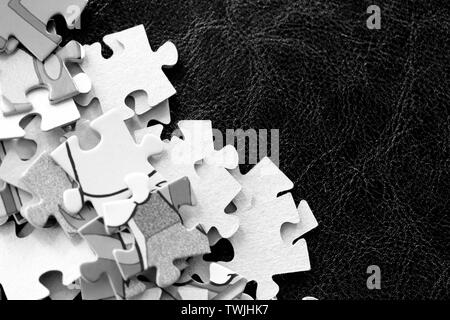 Kinder Rätsel auf dunklem Hintergrund. Schwarz und Weiß Stockfoto