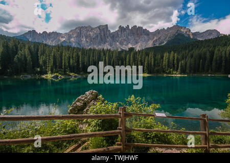 Carezza See oder Lago di Carezza, Karersee in den Dolomiten Alpen. Südtirol. Italien Stockfoto