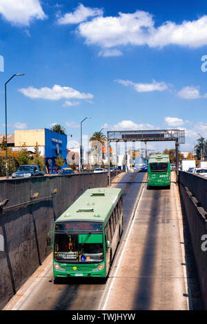 SANTIAGO, CHILE - MÄRZ 2017: transantiago Busse Befahren und Verlassen der intermodalen La Cisterna Stockfoto