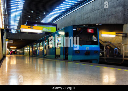 SANTIAGO, CHILE - MÄRZ 2017: Eine alte NS 74 Zug am Ende der Route in Vespucio Norte Station der Linie 2 Stockfoto