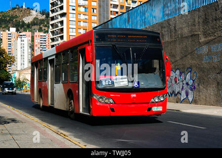 SANTIAGO, CHILE - MÄRZ 2017: ein transantiago Bus beginnt, seine Route Stockfoto