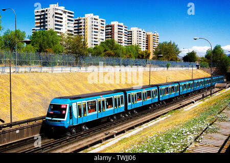 SANTIAGO, CHILE - MÄRZ 2017: Santiago U-Bahn zwischen Neptuno und Pajaritos Stationen Stockfoto