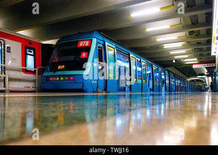 SANTIAGO, CHILE - MÄRZ 2017: Zwei Metro de Santiago Züge auf Los Dominicos station Stockfoto