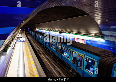 SANTIAGO, CHILE - MÄRZ 2017: EIN NS 93 Metro de Santiago am Bahnhof Gruta de Lourdes station Stockfoto