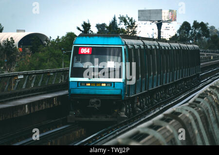 SANTIAGO, CHILE - Mai 2016: EIN NS 93, Paris Metro MP 89, Metro de Santiago Zug zwischen zwei Stationen der Linie 5 Stockfoto