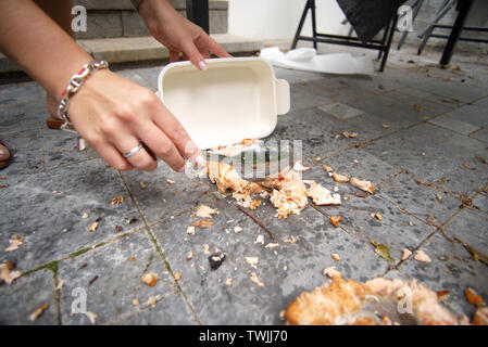 Weibliche Hände mit Löffel herauf auf dem Boden Essen, Outdoor close-up Stockfoto