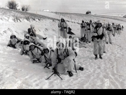 Deutsche Soldaten in Snow Camouflage an der russischen Front 1943 Stockfoto