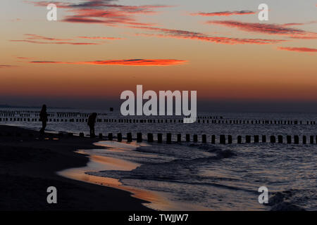 Sonnenuntergang über dem Meer. Die Sonne auf dem Wasser Stockfoto