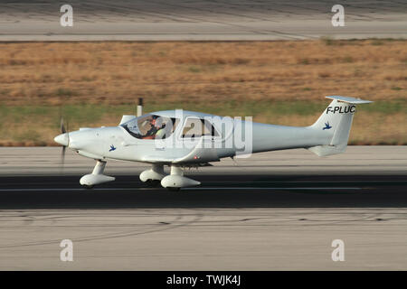 Dyn'Aero MCR-4 S leichte einmotorige privaten Flugzeug auf der Startbahn auf dem internationalen Flughafen in Malta Stockfoto