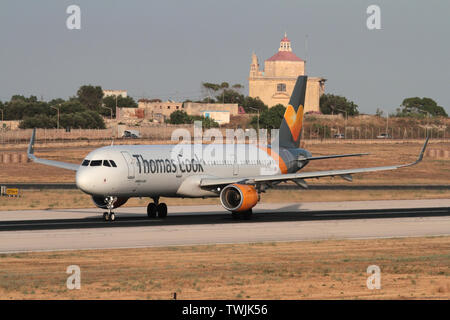 Thomas Cook Airlines Airbus A 321-200 Jet Airliner weg von Malta. Reisen und Tourismus im Mittelmeerraum. Stockfoto