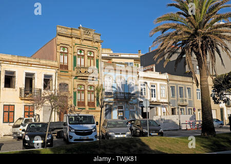 Art déco-Fassade auf Gebäude Av. Brasil Foz de Douro und Reihe der Flats Apartments und geparkte Autos in Porto Portugal Europa EU-KATHY DEWITT Stockfoto