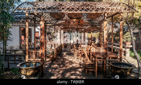 Ein Garten in der goldenen Sonne. Stockfoto