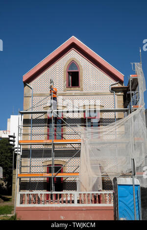 Arbeitnehmer arbeiten auf einer Baustelle arbeiten auf Fliesen Modernisierung der Fassade eines Hauses in Porto Portugal Europa EU-KATHY DEWITT Stockfoto