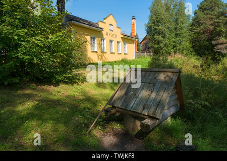 Russland, LYUBYTINO - 17. AUGUST 2018: Das Gebäude des Museums der Holzarchitektur in der Open Air im Dorf Lyubytino Novgorod Stockfoto