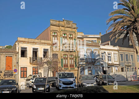 Art déco-Fassade auf Gebäude Av. Brasil Foz de Douro und Reihe der Flats Apartments und geparkte Autos in Porto Portugal Europa EU-KATHY DEWITT Stockfoto