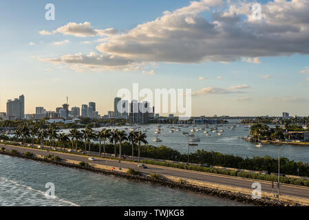 Miami, FL, Vereinigte Staaten - 20 April, 2019: Blick auf den MacArthur Causeway und Biscayne Bay in Miami, Florida, Vereinigte Staaten von Amerika. Stockfoto