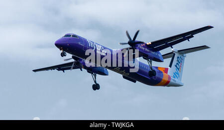 Flybe De Haviland Canada DHC 8 Dash 8G - JEDU auf endgültige Konzept für Flughafen London-Heathrow LHR Stockfoto