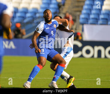 Frisco, TX, USA. Juni, 2019 20. Haiti defender, Djimy-Bend Alexis (5), Nicaragua defender, Manuel Rosas (3), Arbeiten für die Position während 2019 CONCACAF Gold Cup Match zwischen Nicaragua und Haiti, bei Toyota Stadion in Frisco, TX. Obligatorische Credit: Kevin Langley/Sport Süd Media/CSM/Alamy leben Nachrichten Stockfoto