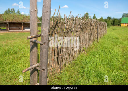 Traditionelle slawischen wattle Zaun im Dorf Stockfoto
