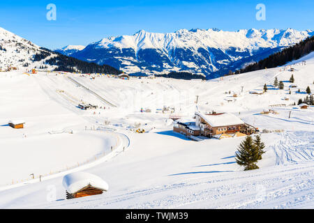 Blick auf die Skipisten und Berghütten in den österreichischen Alpen im schönen Winter, Serfaus-Fiss-Ladis, Tirol, Österreich. Stockfoto