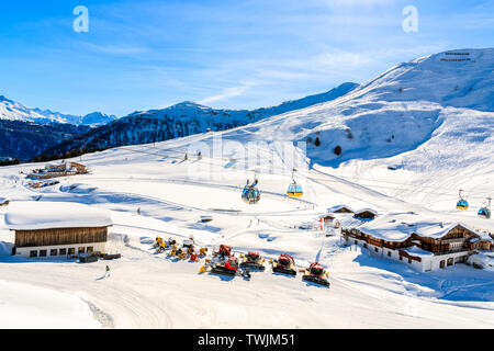 Blick auf die Skipisten und Berghütten in den österreichischen Alpen im schönen Winter, Serfaus-Fiss-Ladis, Tirol, Österreich. Stockfoto