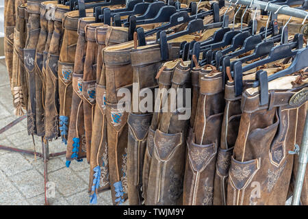 Bayerische Lederhosen für Verkauf auf einem Markt in Deutschland Abschaltdruck Stockfoto