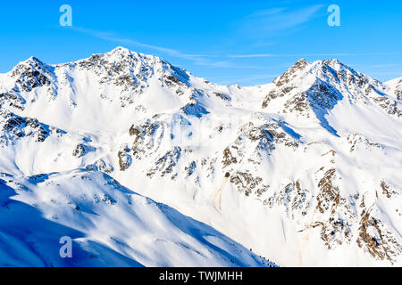 Blick auf die Skipiste und erstaunliche Österreichische Alpen im schönen Winter Schnee, Serfaus-Fiss-Ladis, Tirol, Österreich Stockfoto