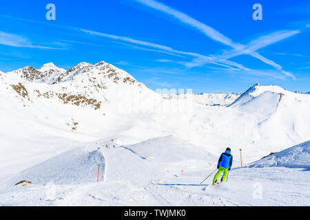 Blick auf die Skipiste und erstaunliche Österreichische Alpen im schönen Winter Schnee, Serfaus-Fiss-Ladis, Tirol, Österreich Stockfoto