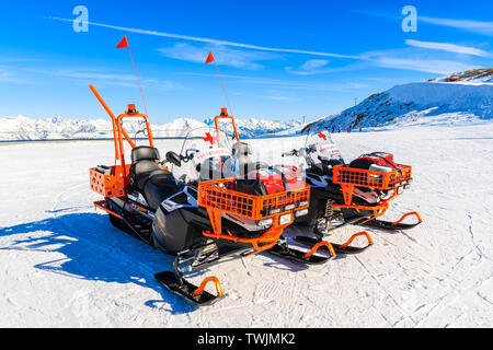 SERFAUS FISS LADIS, Österreich - 14.Februar 2019: Rescue Service Motorschlitten Parken auf der Skipiste in Serfaus Fiss Ladis winter Resort, Tirol. Austr Stockfoto