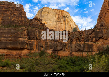 Ein Blick auf die spektakuläre Landung Engel aus dem Boden des Canyons im Zion National Park, USA gegen einen strahlend blauen Himmel, niemand im Bild Stockfoto