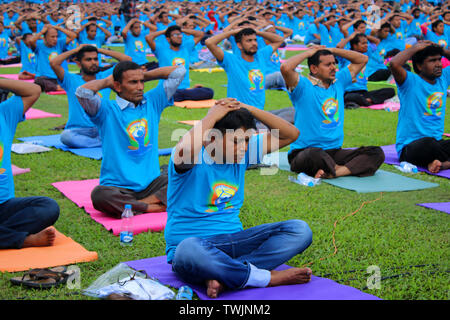 Dhaka, Bangladesch. Juni, 2019 20. Menschen gesehen Üben Yoga während der Internationalen Yoga Tag in Dhaka. Yoga Enthusiasten feiern Internationalen Yoga Tag am Bangabandhu Nationalstadion in Dhaka. Credit: SOPA Images Limited/Alamy leben Nachrichten Stockfoto