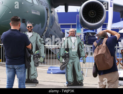 Paris, den 20. Juni. 23. Juni 2019. Besucher posieren mit Pilot-förmige Boards für Fotos auf der 53. Internationalen Paris Air Show in Le Bourget Airport in der Nähe von Paris, Frankreich, 20. Juni 2019. Die International Paris Air Show trat weg hier am Montag und dauern bis Juni 23., 2019. Credit: Gao Jing/Xinhua/Alamy leben Nachrichten Stockfoto