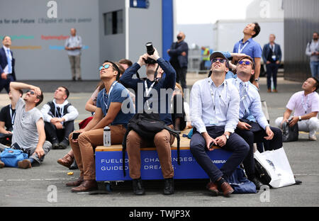 Paris, den 20. Juni. 23. Juni 2019. Die Menschen sehen ein Flight Display auf der 53. Internationalen Paris Air Show in Le Bourget Airport in der Nähe von Paris, Frankreich, 20. Juni 2019 statt. Die International Paris Air Show trat weg hier am Montag und dauern bis Juni 23., 2019. Credit: Gao Jing/Xinhua/Alamy leben Nachrichten Stockfoto